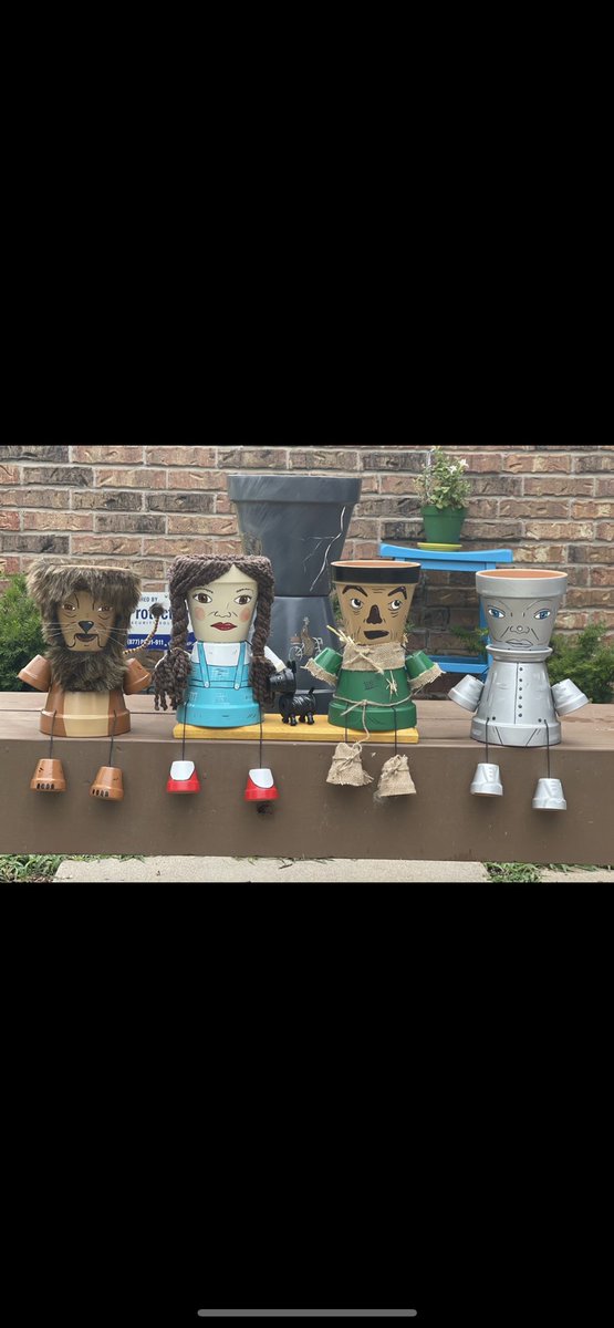 DDD_Pots's tweet photo. Look who followed the yellow brick road to visit DDD! #wizardofoz #kansas #yellowbrickroad #Kansas #business #flowerpots #daddydaughterdecor #SmallBusinessSaturday #SmallBusiness https://t.co/imDFEtdF6T