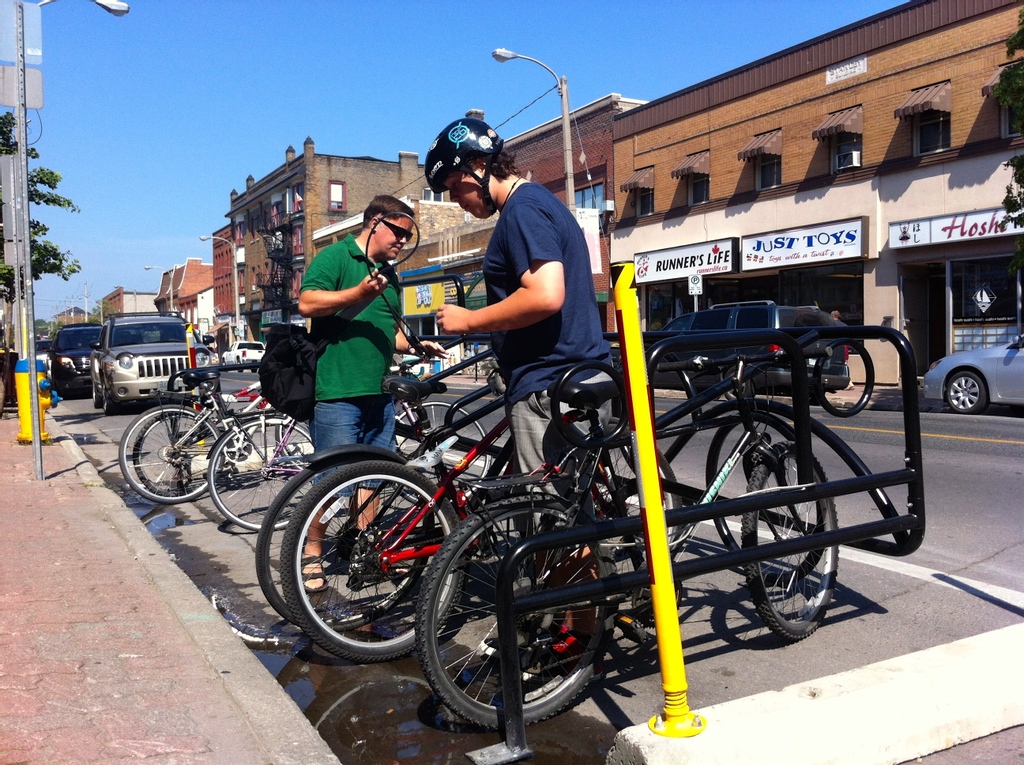 ptbogreenup's tweet photo. There’s nothing worse than a stolen bike.⁠

@kprschools @pvnccdsb @PathwayProject_ - Do you know where + how to #lockyourbike?
⁠
Learn the Do’s and Don’ts of locking your bike from @ptbomoves + @PureCycles: 

https://t.co/jxMlC83XHX

https://t.co/bX0PQNJTyB

#PedalPowerFromHome https://t.co/5DuHJXbmqT
