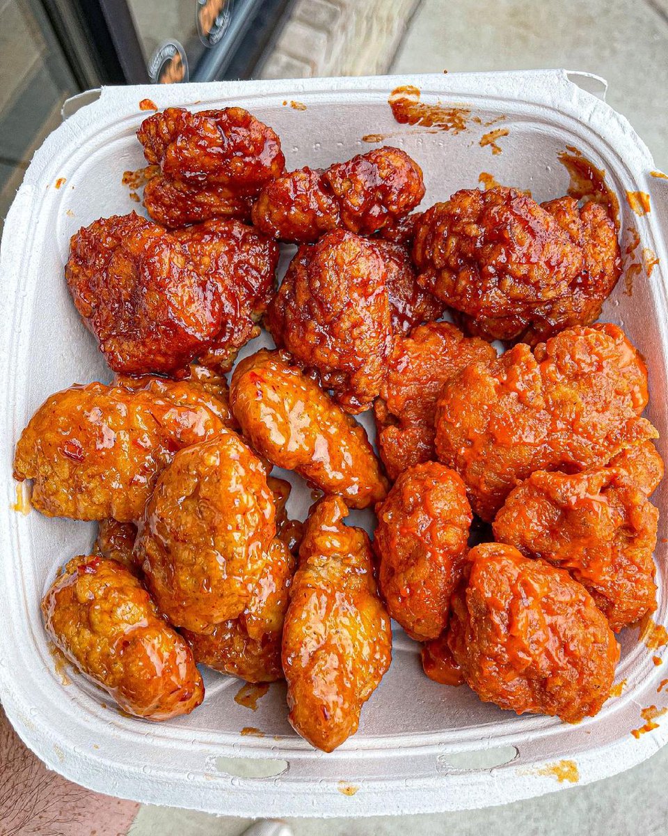 Unpopular opinion: boneless wings are FIRE. 👀 <a href="/detroitwingco/">Detroit Wing Company</a> #FEASTAGRAM