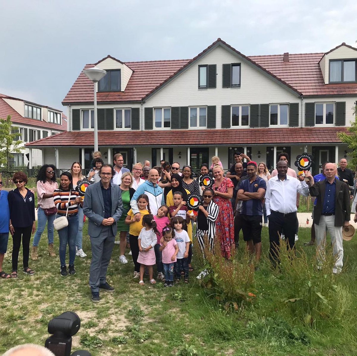 ERAContour's tweet photo. 𝗛𝗢𝗘𝗥𝗔! 𝗠𝗜 𝗢𝗦𝗢 𝗪𝗜𝗡𝗧 𝗗𝗘 𝗔𝗠𝗦𝗧𝗘𝗥𝗗𝗔𝗠𝗦𝗘 𝗡𝗜𝗘𝗨𝗪𝗕𝗢𝗨𝗪𝗣𝗥𝗜𝗝𝗦 𝟮𝟬𝟮𝟭! Wat zijn we ongelooflijk blij met deze publieksprijs. Zo vereerd dat het publiek massaal heeft gestemd op Mi Oso. Wat een feest. Dankjulliewel allemaal! https://t.co/vqBY4gY2XM