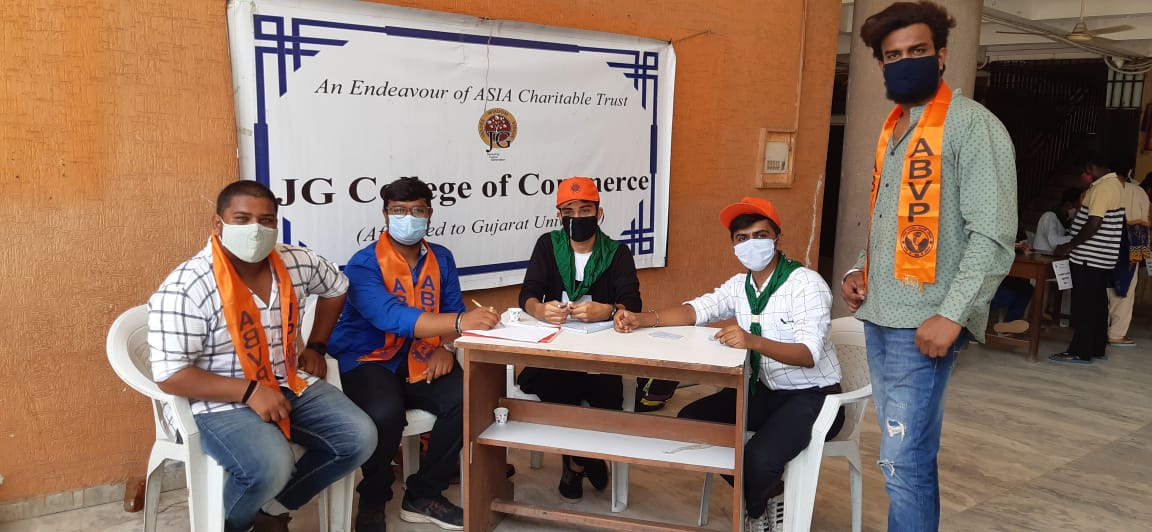 SanjzayKaswan's tweet photo. "जहाँ कम वहाँ हम"

JG Commerce कॉलेज द्वारा आज विद्यार्थियों के लिए #VaccinationDrive का आयोजन किया गया कॉलेज के इस प्रयास को सफल बनाने के उद्देश्य के साथ #ABVP के कार्यकर्ता प्रशासन क�� सहायता के लिये आगे आये..।।

#abvpforsociety https://t.co/KOeDQ7sZpO