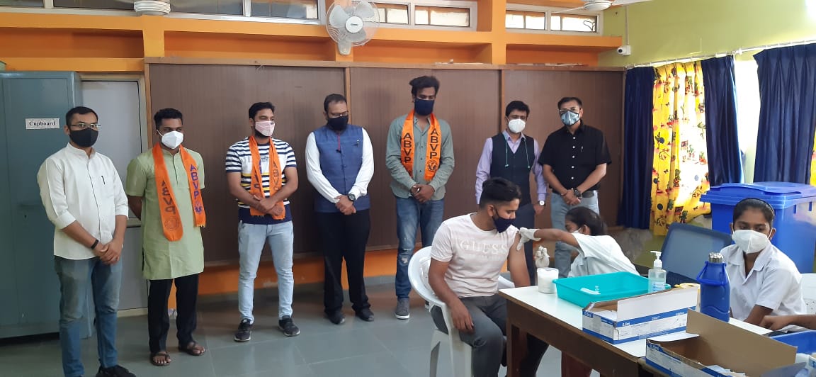 SanjzayKaswan's tweet photo. "जहाँ कम वहाँ हम"

JG Commerce कॉलेज द्वारा आज विद्यार्थियों के लिए #VaccinationDrive का आयोजन किया गया कॉलेज के इस प्रयास को सफल बनाने के उद्देश्य के साथ #ABVP के कार्यकर्ता प्रशासन क�� सहायता के लिये आगे आये..।।

#abvpforsociety https://t.co/KOeDQ7sZpO