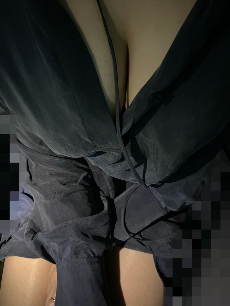 LeLadySH's tweet photo. 在老公的车里发骚，老公的肉棒硬的受不了，一直摸我~好舒服呀
＃大奶
＃人妻 https://t.co/IhDKLkBxfj