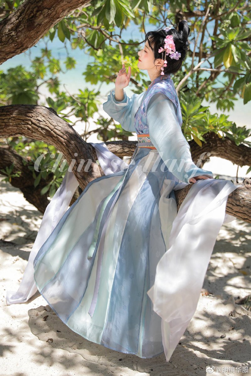 HanfuUk's tweet photo. 𝚃𝚊𝚗𝚐 𝚂𝚝𝚢𝚕𝚎 𝙷𝚊𝚗𝚏𝚞 (唐） 

by 明镜华服
———
#漢服 #唐制 #汉服 #Tangstyle #Hanfu https://t.co/rGf9ghvgBk