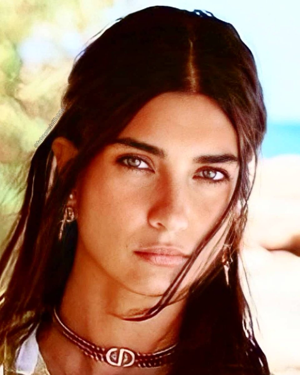 Tubagoodwillch's tweet photo. Simplemente hermosa😍
#TubaBüyüküstün
#HELLO17
#dioriviera https://t.co/RZ4uPDE1sd