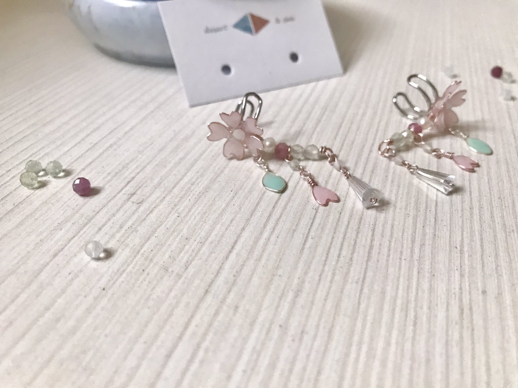 تويتر 闌珊 Lanshan على تويتر 春吹雪 櫻吹雪 指櫻花被風吹撫 如雪片般飄落的景色 在ヨルシカ的歌曲 春泥棒 竊春賊 中則衍伸出春吹雪一詞 用櫻吹雪的情景暗示春天 生命 的離去 風に今日ももう時が流れて立つことさえ億劫花の隙間に空 散れりまだ