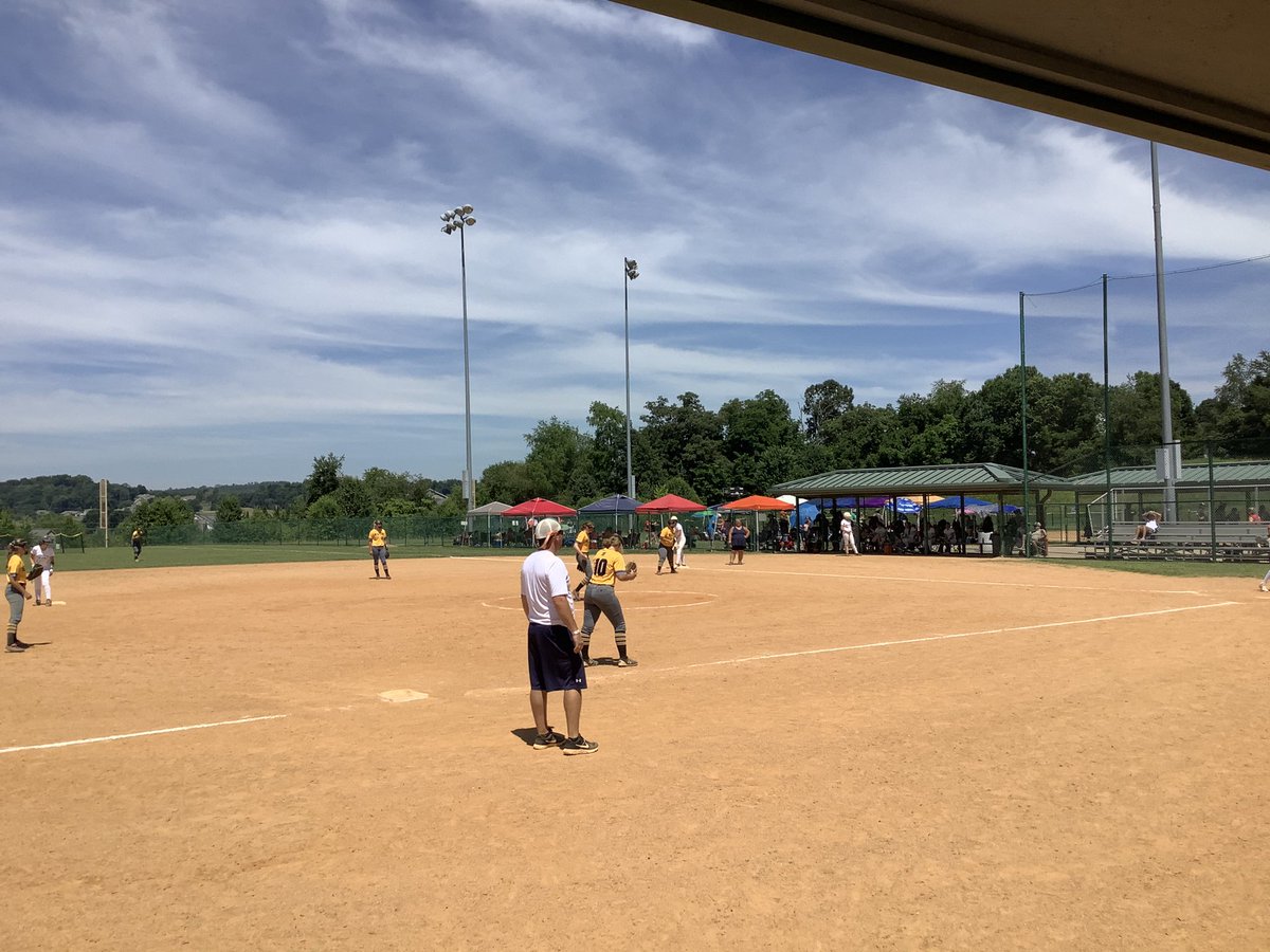 HeatersSoftbal1's tweet photo. Good day for some softball and our first tournament! #goheaters https://t.co/010UuWf1Mm