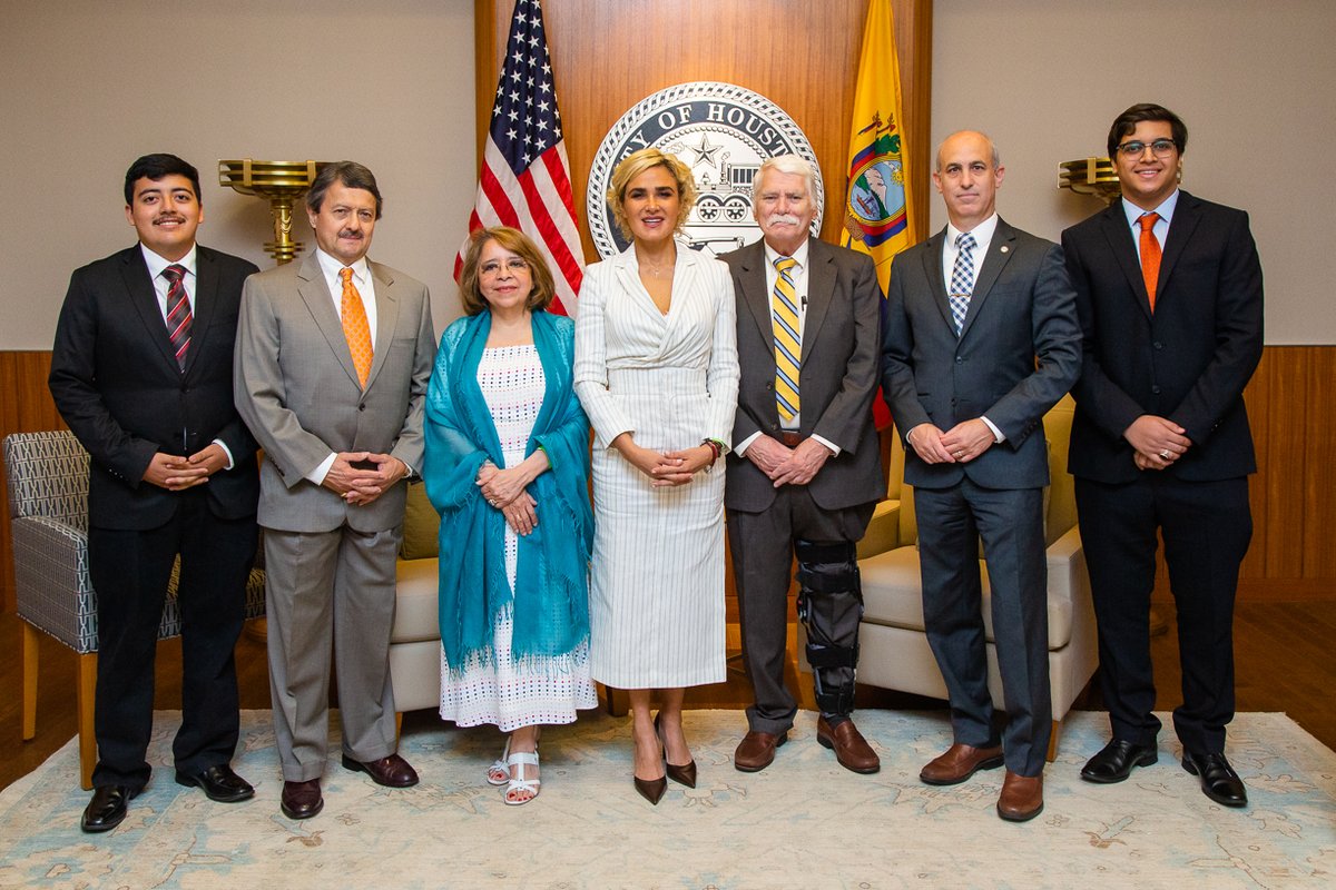 CECUHOUSTON's tweet photo. La Cónsul de Ecuador 🇪🇨 en #Houston acompaña a la alcaldesa de Guayaquil, @cynthiaviteri, durante su primera visita a la ciudad. En el marco del Convenio de Hermanamiento entre Houston y Guayaquil, mantuvo una reunión con el alcalde @SylvesterTurner y el Jefe del Cuerpo Bomberos https://t.co/HNyJB0zIe6