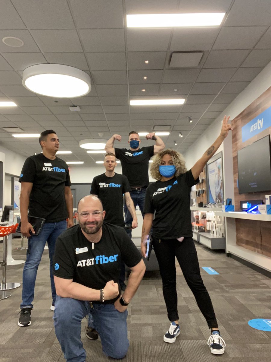 8obbyLight's tweet photo. Boca Town Center Squad ready for an amazing weekend! #fiberready #lightingspeeds @One_FLA @Pedro__Nav @dr_mfarhan https://t.co/YfFMxoGbLW