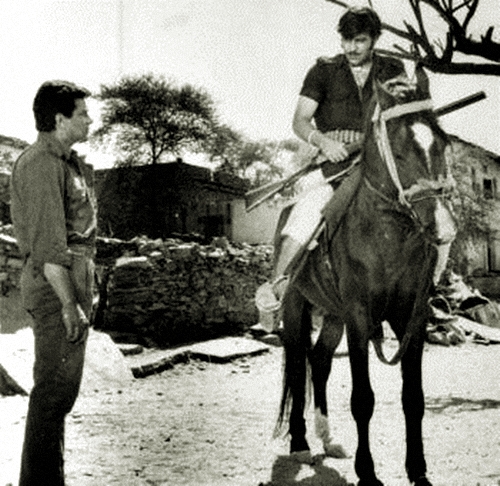 #50yearsofMeraGaonMeraDesh #25Jun1971

#Dharmendra #AshaParekh #VinodKhanna #LakshmiChhaya #Jayant
#RajKhosla
#bollywoodflashback

@aapkadharam