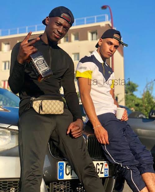 らぐすa K A Nowar フランス本国ではラコステは不良ファッション という驚きの噂を耳にして フランス語で ラコステ 不良 でググってみたところ ガラの悪さをラコステで中和してる奇妙なギャング 日本人視点 の画像がたくさんでてきた T