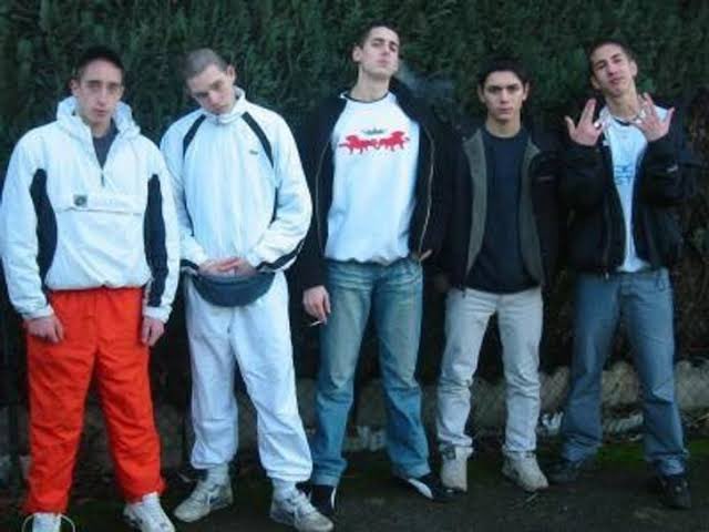 らぐすa K A Nowar フランス本国ではラコステは不良ファッション という驚きの噂を耳にして フランス語で ラコステ 不良 でググってみたところ ガラの悪さをラコステで中和してる奇妙なギャング 日本人視点 の画像がたくさんでてきた T