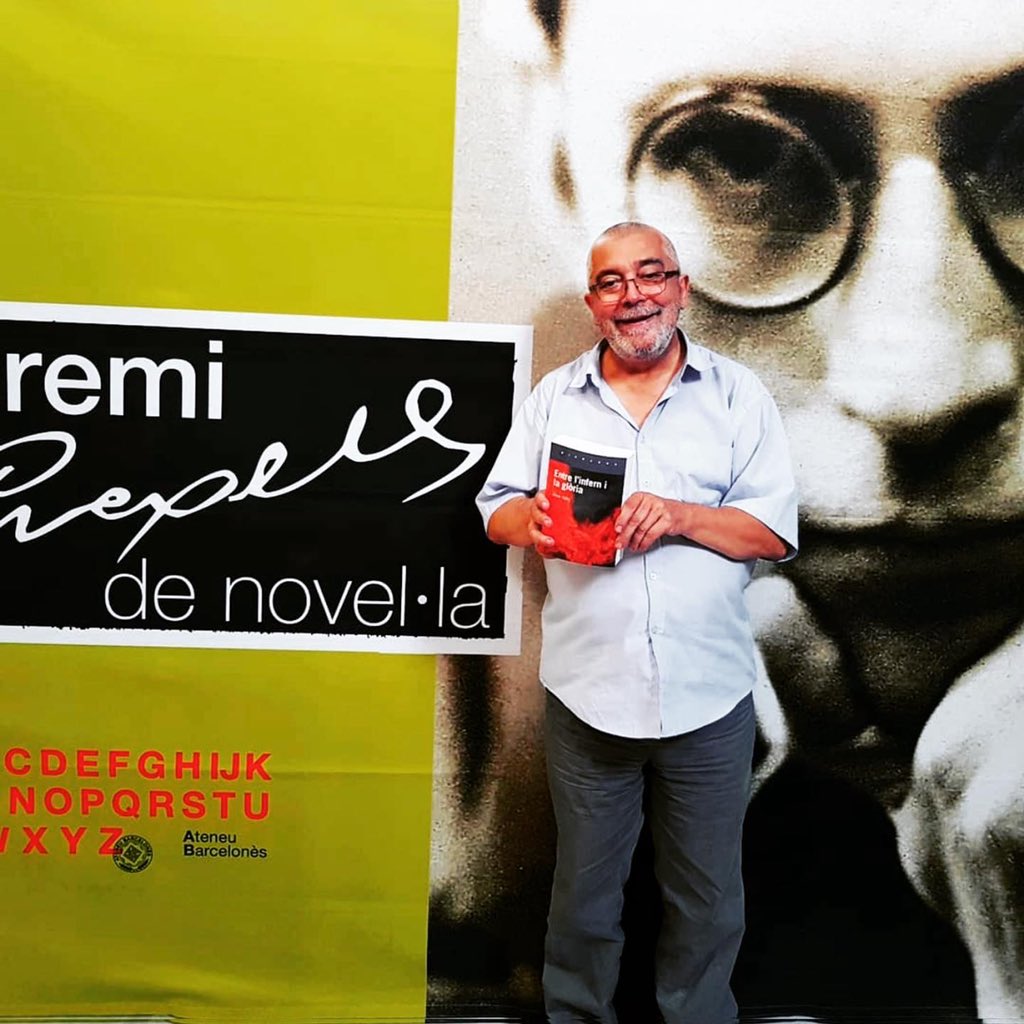 Felicitats <a href="/alvar_valls/">Àlvar Valls</a> pel merescut premi Creixells de l’Ateneu Barcelonès, per la novel·la històrica «Entre l’infern i la glòria». Un treball en profunditat sobre la vida d’en mossèn Cinto Verdaguer. Un 'must’ a llegir aquest estiu! Troba’l a Ona i a onallibres.cat