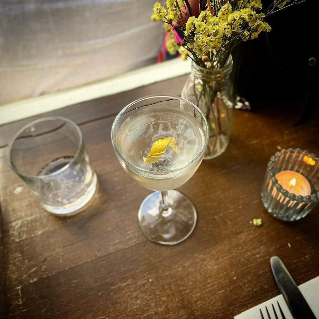 asterleybros's tweet photo. TWILIGHT MARTINIS
-
Is there any better way to start the evening?
-
.
.
.
#bittercocktails
#cocktailsdaily
#botanicaldrinks
#cocktailstyle
#cocktailstoshare
#staybitter
#sicilianamaro
#cocktailbar
#cocktailbitters
#cocktailkit
#instacocktails
#negronit… https://t.co/DDGMTMSDQ8 https://t.co/fXIXVi0Lst