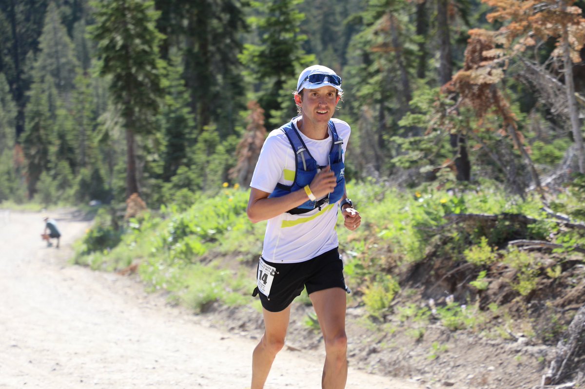 Hayden Hawks comes through mile 30 in second, just 45 seconds off the lead. Looking relaxed. #WS100