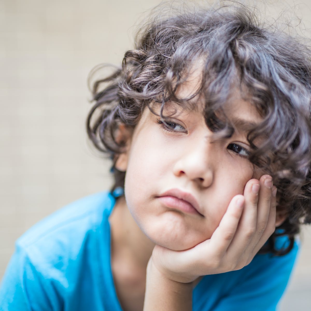 эмоции подростков. скука эмоция. скука эмоция. молчаливый мужчина. равнодушие эмоция.