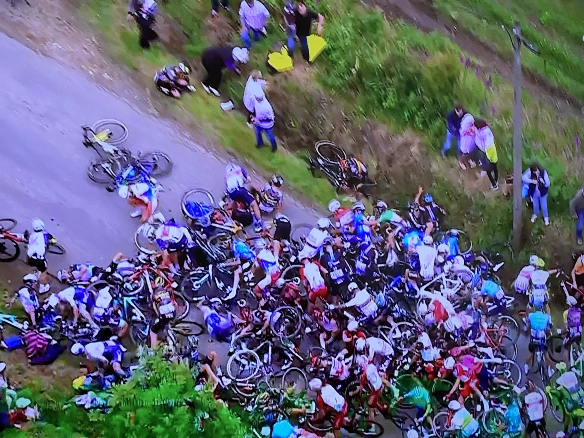 【悲報】女性観客が手製プラカードで選手を薙ぎ倒し、大規模な転倒事故を引き起こしてしまう