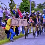 【悲報】女性観客が手製プラカードで選手を薙ぎ倒し、大規模な転倒事故を引き起こしてしまう