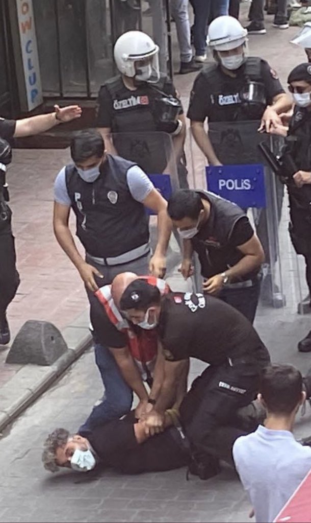 Katile böyle, özgürlük arayana böyle... IŞİD içimizde. Ne yaparsanız yapın yenileceksiniz. Türkiye size teslim olmayacak!