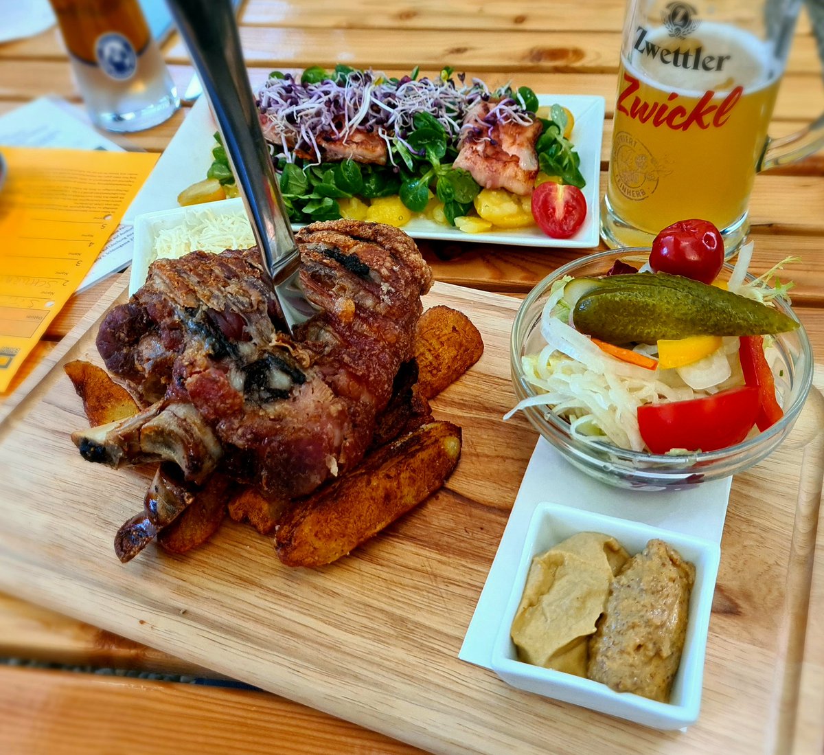 Opernjunkie's tweet photo. Jung-Schwein-Stelze und dazu ein erfrischendes #PreOpernZwickl im Silberwirt 🍺😎 https://t.co/Ic3jvFUBaT