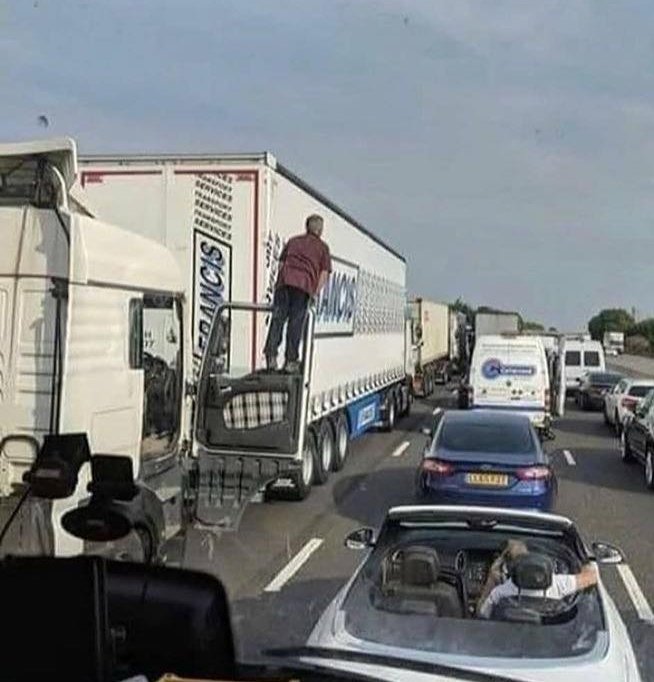 isengardtr's tweet image. - Elf gözlerin neler görüyor Legolas
+ Yarım günlük mesafe uzaktalar. Hobbitleri otobandan götürüyorlar.