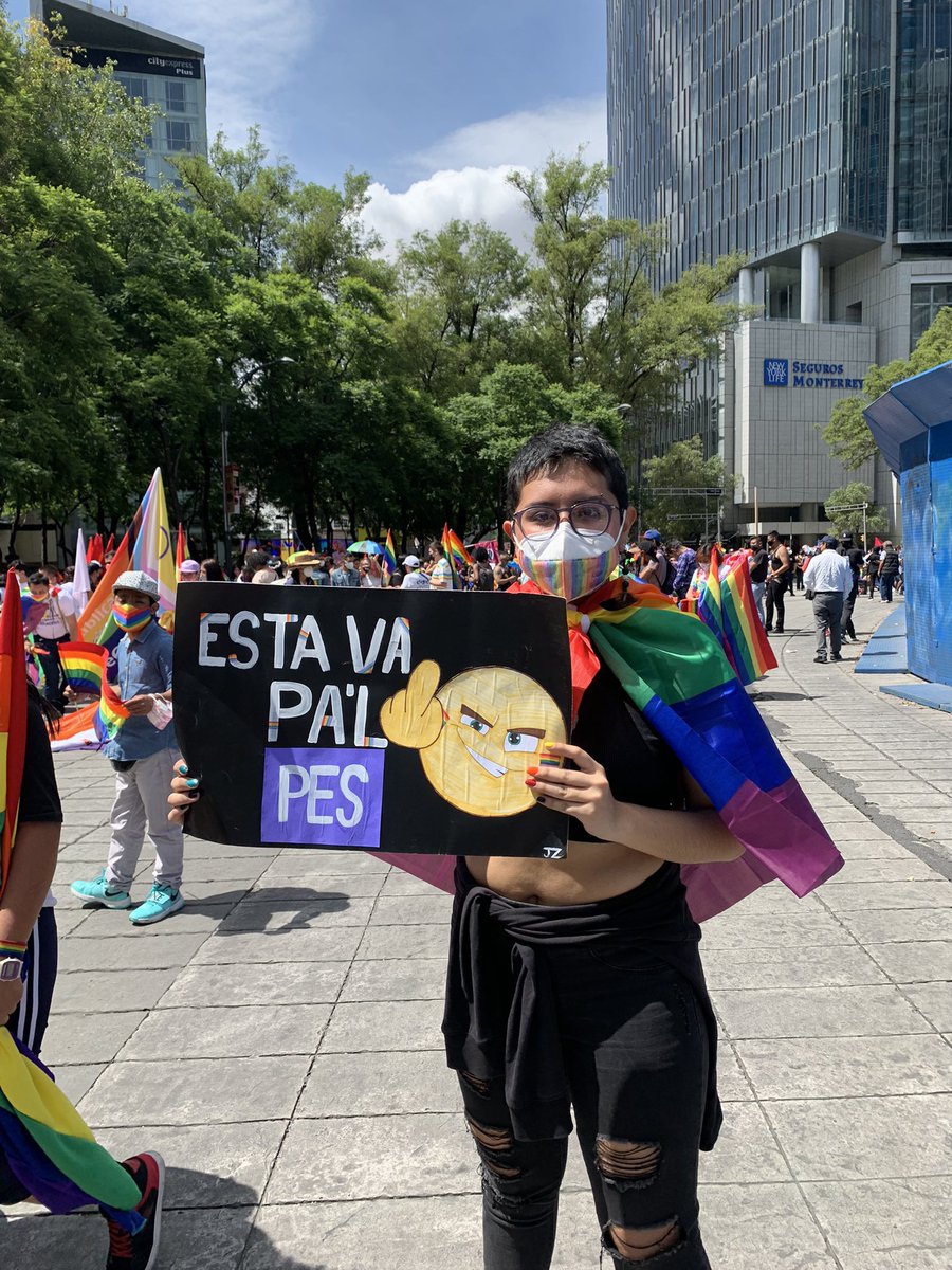 SoyHomosensual's tweet photo. Comienza a llegar gente al Ángel de la Independencia en CDMX por quienes decidieron marchar de manera presencial. 🏳️‍🌈😷🏳️‍⚧️ Fotos: @CuapioJesus. #Pride2021 #MarchaDelOrgullo #Orgullo2021 https://t.co/QQE4llDpUI
