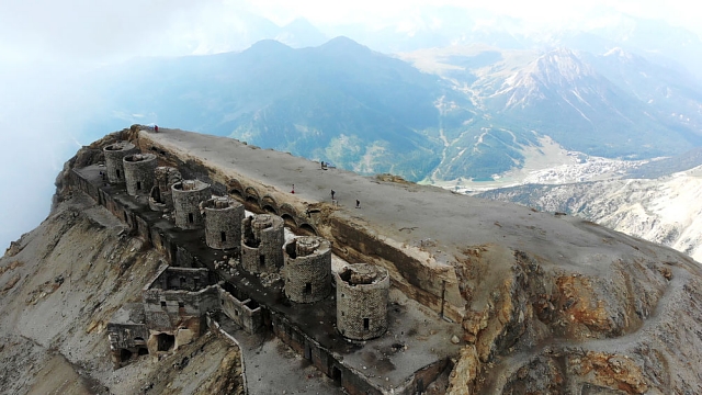 FrPittoresque's tweet photo. 🔵 𝗣𝗔𝗧𝗥𝗜𝗠𝗢𝗜𝗡𝗘 | #Chaberton : le « #fort des Nuages » classé aux #Monuments #Historiques (#HautesAlpes). À 3131 m d’altitude et édifié à la fin du XIXe siècle, un chantier extraordinaire, où le sommet de la montagne est arasé ➽ https://t.co/94OvfZeehW https://t.co/N8ckNHB3SO