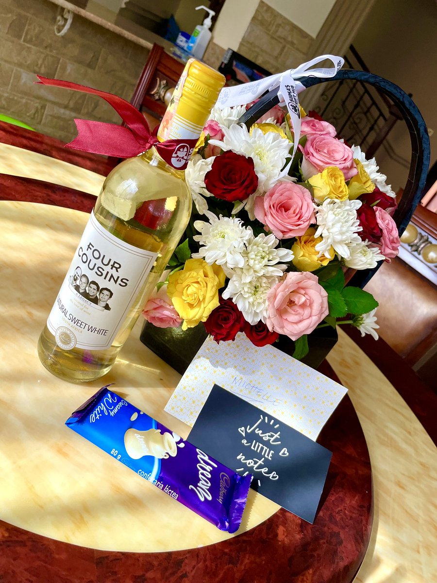 MitchyDalen's tweet photo. This is such a beautiful love language 🥺🥰
For someone to still think about you in such a time and still find happiness in you is quite special 
I’m glad there’s still guys that get it 💃🏾
Thanks @GiftHub7 for delivering my gift 
Clearly someone’s son nange antwala … 🙊🙈 https://t.co/Z18qryf8Wy