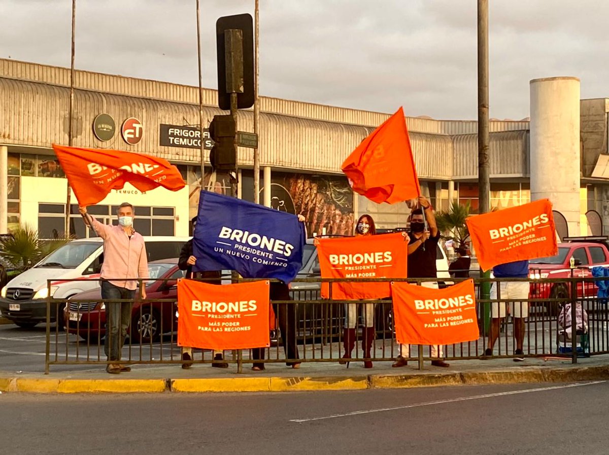 evopoliantof's tweet photo. BANDERAZO EN ANTOFAGASTA POR BRIONES 💪🏻💪🏻💪🏻
Porque creemos en #unnuevocomienzo 🙌🏻apoyamos con mucha energía banderazo en plena avenida Pérez Zujovic desde la Perla del Norte, por nuestro candidato presidencial @ignaciobriones_ 🧣💪🏻🙌🏻 https://t.co/xyG8zz7JUd