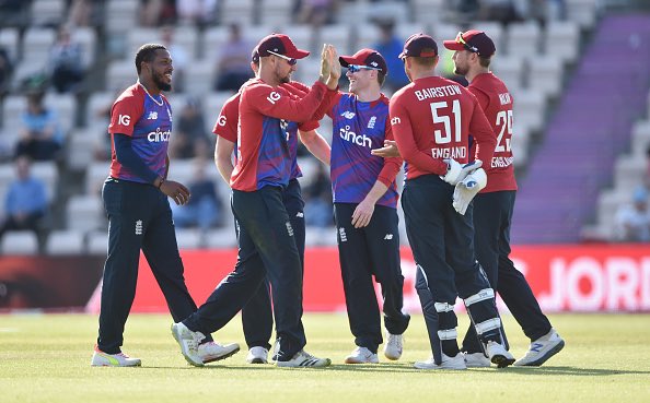 England sweep the T20I series 3-0 after thrashing Sri Lanka by 89 runs in the 3rd and final match of the series.

🏴󠁧󠁢󠁥󠁮󠁧󠁿 180/6 20 ov (Malan 76 Bairstow 51 Chameera 4/17)
🇱🇰 91 18.5 ov (B Fernando 20 Willey 3/27 Curran 2/14)

#ENGvSL | #Cricket