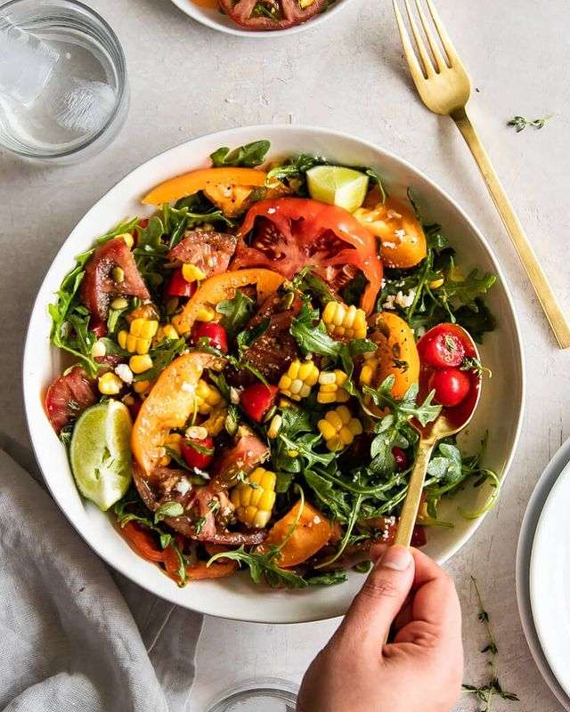 This refreshing heirloom tomato salad is perfect for your next lunch, summer BBQ, potluck, or picnic! 🍅🌿😍❤️ Made with juicy heirloom tomatoes tossed in a delicious dressing. Serve this salad with slices of toasted baguette or on its own as a delicious side!

Recipe o