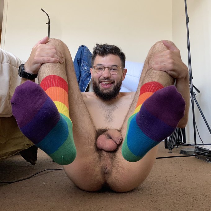 happy pride y&rsquo;all!! 🏳️&zwj;🌈 https://t.co/HDOwlU8Kex