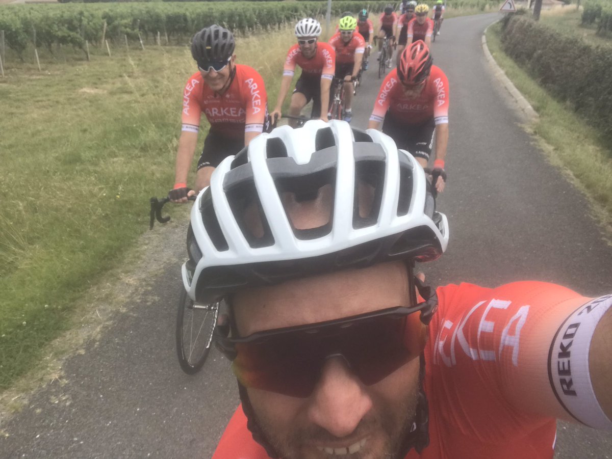 ragotvi's tweet photo. Grand départ du #TDF2021 aujourd’hui, des salariés et administrateurs du @CMSudOuest @cmarkea se sont retrouvés pour l’occasion sur les routes du CLM Libourne > St Émilion ! Un très beau parcours 🤩 et un très chouette moment aux couleurs @Arkea_Samsic 🔴⚫️ https://t.co/l6AKUWk5rL
