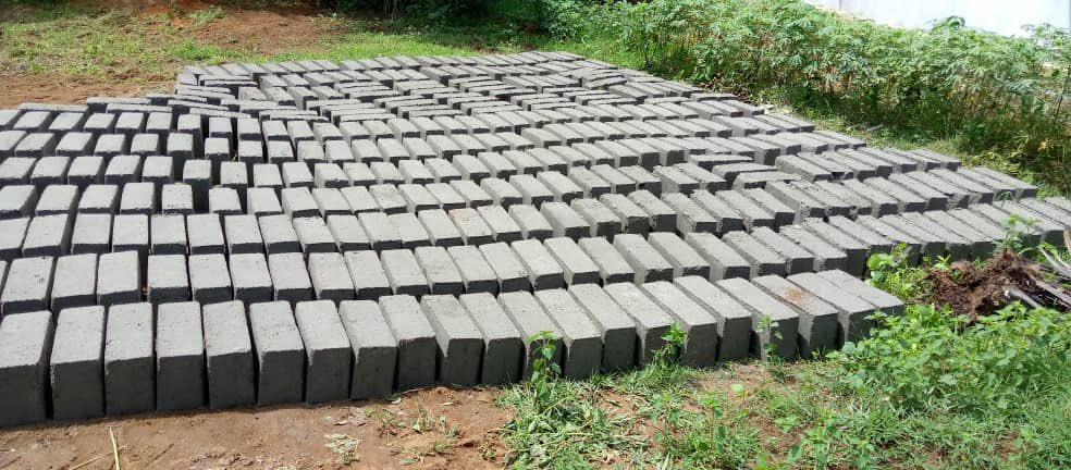 WharfKids's tweet photo. That daunting but exciting moment as we start work on another house. This one for three girls ages 8-28 who lost their mother and baby sister to Ebola in 2015 and currently live in really challenging conditions in Magazine Wharf. 

Enhancing lives, one small step at a time 🇸🇱 https://t.co/JgyHN3nnio