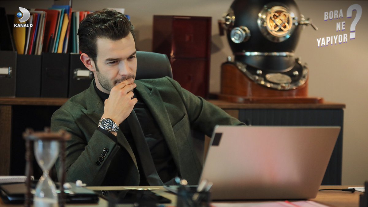 Bora'nın dikkatle incelediği şey ne olabilir? 👀
#BahtOyunu eğlence dolu yeni bölümüyle Salı 20.00’de <a href="/KanalD/">Kanal D</a>’de.✨ <a href="/aytacsasmaz/">Aytaç Şaşmaz</a> <a href="/arcfilmyapim/">ARC Film</a>