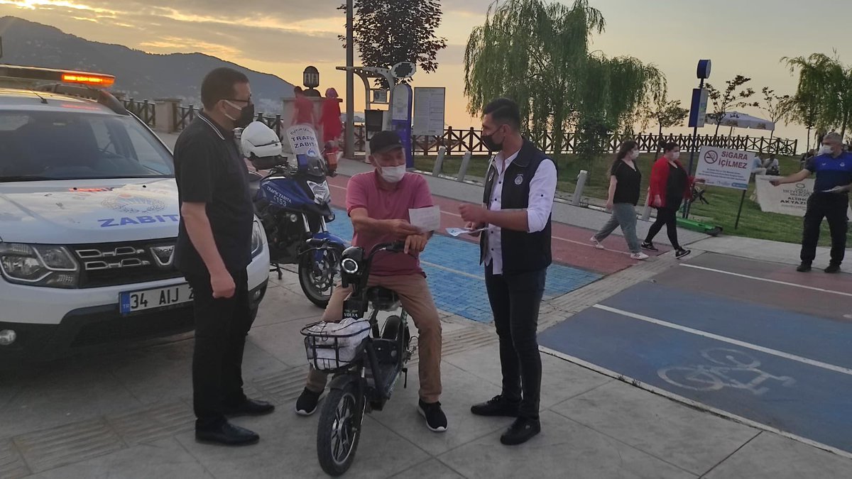 UmitCebi6152's tweet photo. Büyükşehir Belediyemiz Zabıta Dairesi Başkanlığı’mızın başlattığı “Hepimiz için sağlık yolu” isimli etkinlik kapsamında Altınordu ilçemiz Plaj mevkiinde vatandaşlarımızda farkındalık yaratmak adına broşür dağıtımı yapılmaktadır. @OrduBBld @obbzabitadaire https://t.co/UtkwhV2q1L
