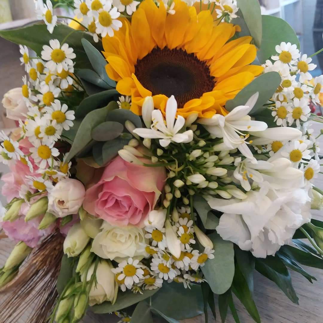 filigheddusc's tweet photo. La bellezza nella semplicita' #semplicemente #semplicity #flowerslovers #flowerscolors #flowerdesign #flowerdecoration #weddinginspiration #weddingdecoration #bouquets #bouquet #bridalbouquet #handbouquet #filigheddusc #cannigione #sardegna #costasmeralda #portocervo https://t.co/OfOb9hN2Q9