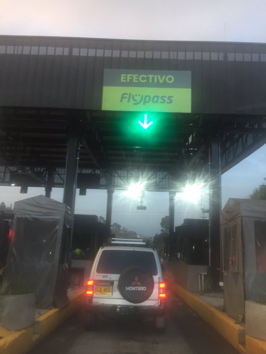 Gaspar651's tweet photo. Como es posible que no exista una fila SOLAMENTE para los de FLYPASS https://t.co/elxi1djXnX