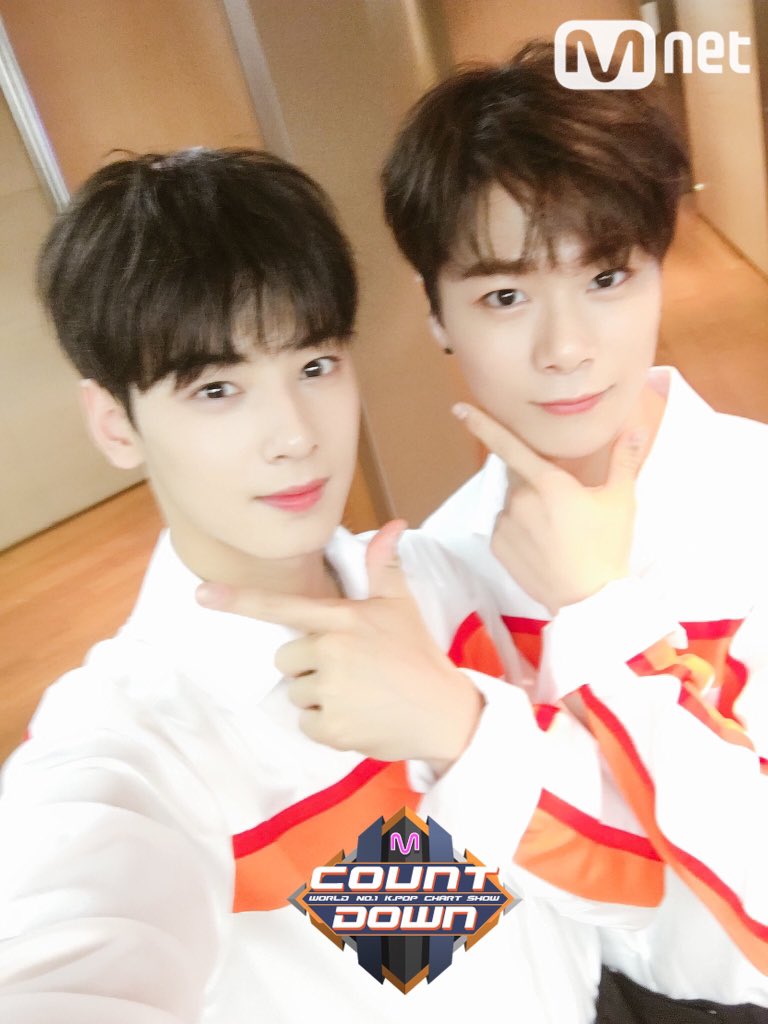 weboreal's tweet image. Los miados de la nación con sus mejores calzones para mover las patas en el nacimiento de sus hermanitas de empresa es que llegaron al #𝗖𝗨𝗣𝗜𝗗𝗦DB, sin una arruga en sus atuendos porque había que estar presentable to get #IntoTheCUPIDSℂ𝕆ℝ𝔼! Mucha suerte, bebés. 🥂