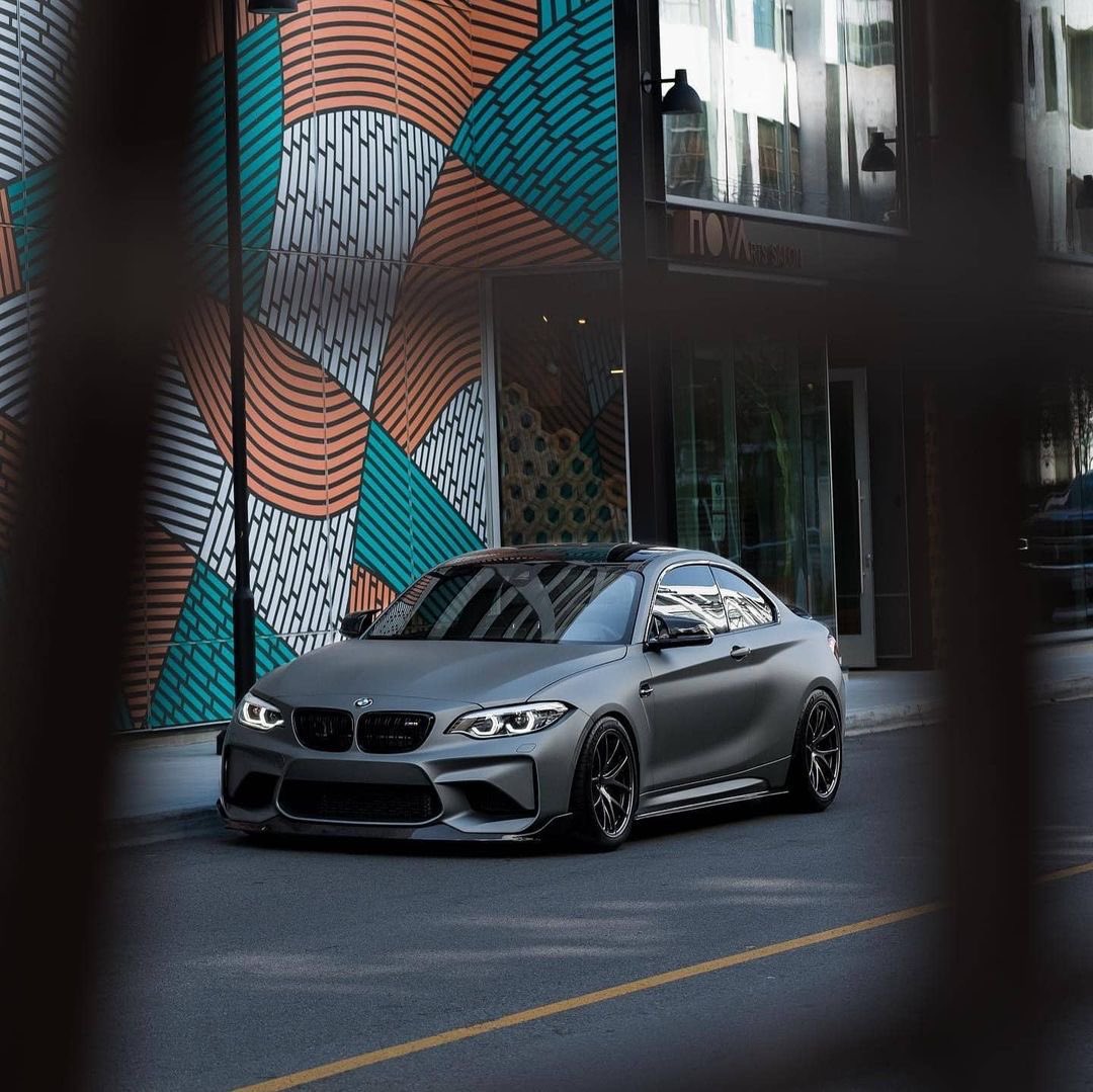 جَاءَ الحَبِيبُ الَّذِي أهْوَى مِنَ السَّفَرِ
وَالشَّمْسُ قَدْ أثَّرَتْ فِي خَدِّهِ أثَرَا

فَقُلْتُ يَا عَجَبًا الشَّمْسُ فِي القَمَرِ
وَالشَّمْسُ لا يَنْبَغِي أنْ تُدْرِكَ القَمَرَا 

#M2