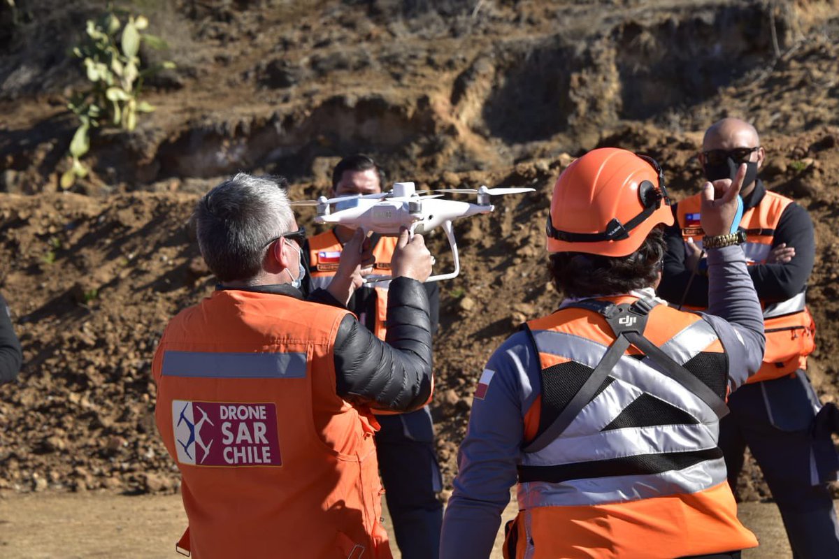 DroneSARChile's tweet photo. Equipo @DroneSARChile Zona Litoral trabajando en nuevos procedimientos y protocolos de trabajo para apoyar la búsqueda de personas, la respuesta a emergencias y el apoyo ante Desastres. “Somos personas que ayudan a personas”. https://t.co/OLwLTcO1m4