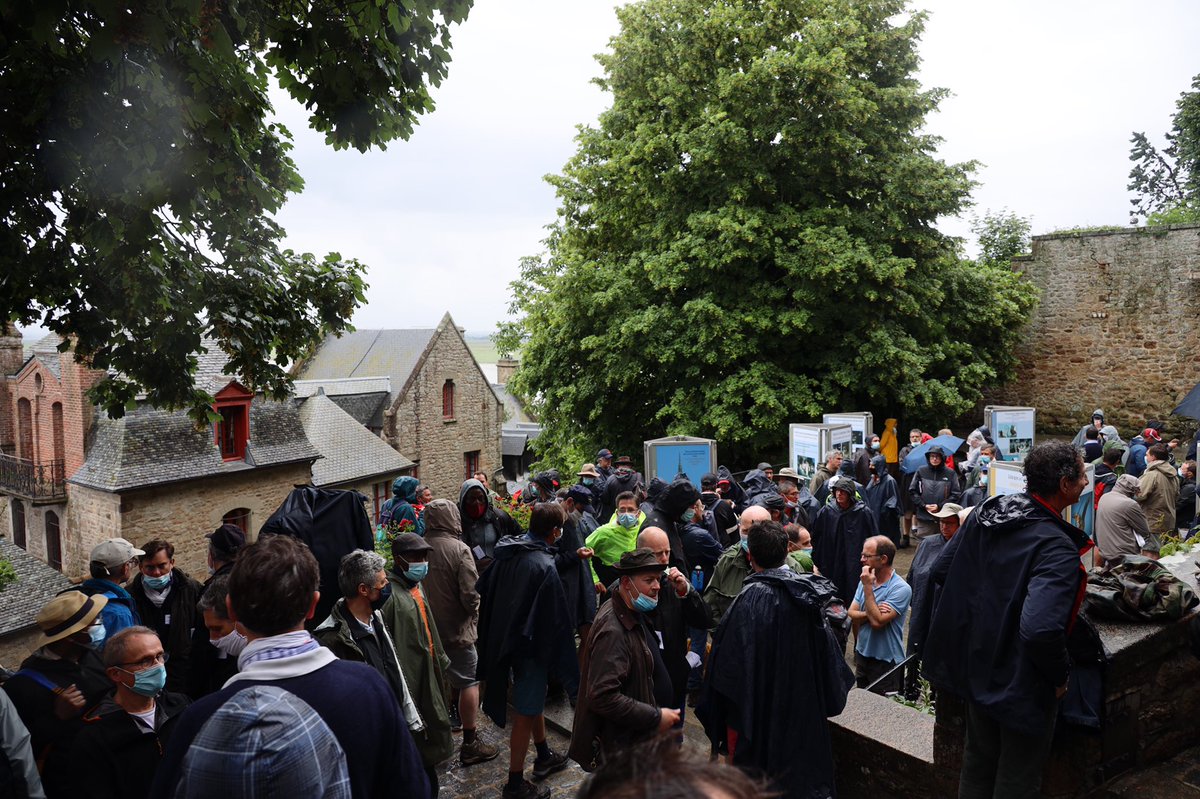 92catholique's tweet photo. De nombreux pères de famille des Hauts-de-Seine participaient ce week-end au pèlerinage des Pères vers le Mont Saint Michel. @MgrMRouge présidait ce soir la messe d’arrivée des pèlerins à l’Abbaye. #stjoseph92 https://t.co/TGu939bCXg