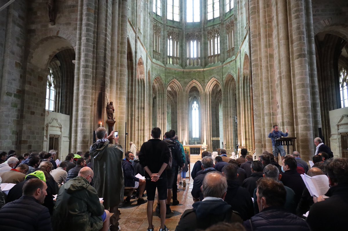 92catholique's tweet photo. De nombreux pères de famille des Hauts-de-Seine participaient ce week-end au pèlerinage des Pères vers le Mont Saint Michel. @MgrMRouge présidait ce soir la messe d’arrivée des pèlerins à l’Abbaye. #stjoseph92 https://t.co/TGu939bCXg