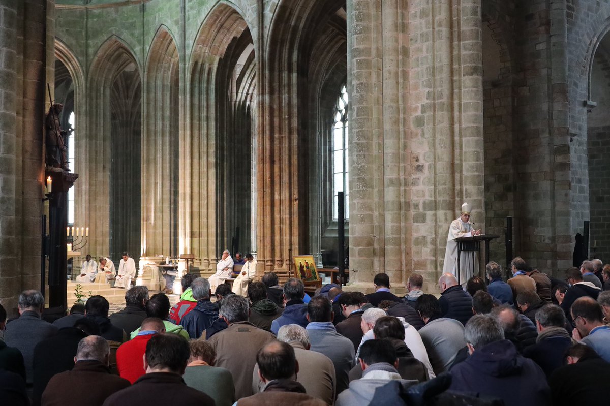 92catholique's tweet photo. De nombreux pères de famille des Hauts-de-Seine participaient ce week-end au pèlerinage des Pères vers le Mont Saint Michel. @MgrMRouge présidait ce soir la messe d’arrivée des pèlerins à l’Abbaye. #stjoseph92 https://t.co/TGu939bCXg