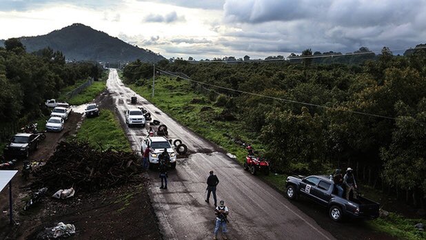 oaxacaenllamas's tweet photo. ‼️Aguacateros de Michoacán toman armas contra cárteles; "si no luchamos juntos, nos matan" 
Esto es consecuencia de la estrategia del presidente @lopezobrador_ #AbrazosNoBalazos

https://t.co/xUdCEyCftw @juliangt2011 @talipurpura @ConsultaPara https://t.co/Z7BzW6W0XD