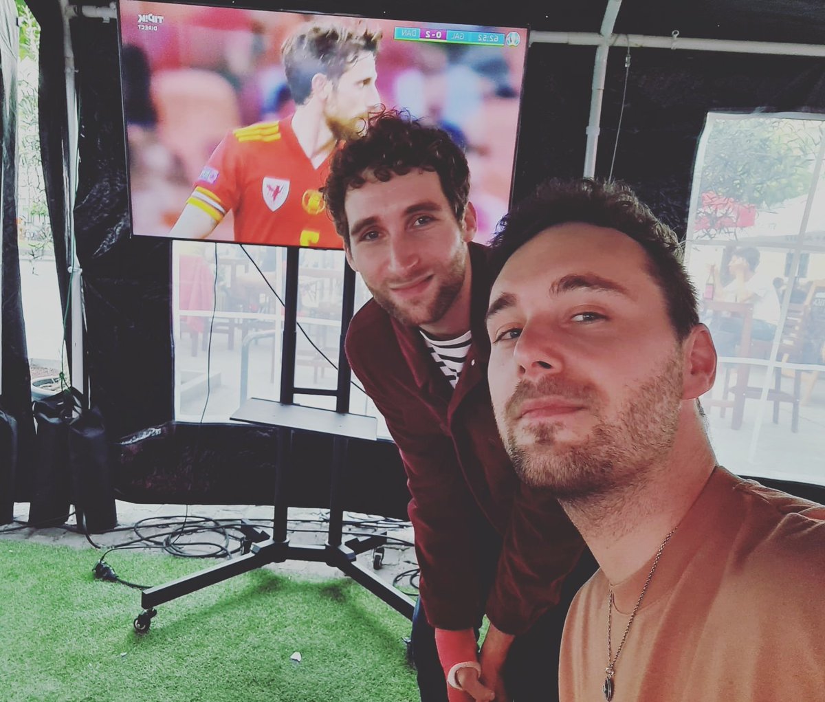 P'tite soirée foot ce soir! P'tit avant goût avant d'encourager nos <a href="/red_devilspage/">belgianreddevils </a> demain soir 🇧🇪🔥