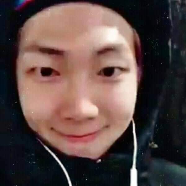 rmbtswd's tweet photo. Recuerdan cuando Namjoon subió un video junto a un árbol explicándole a ARMY que "Namjoon" en japonés se pronuncia "namu" y esa palabra en coreano significa "árbol", pero luego dijo "Hay dos namus aquí!" https://t.co/UQPsf3Wxpu