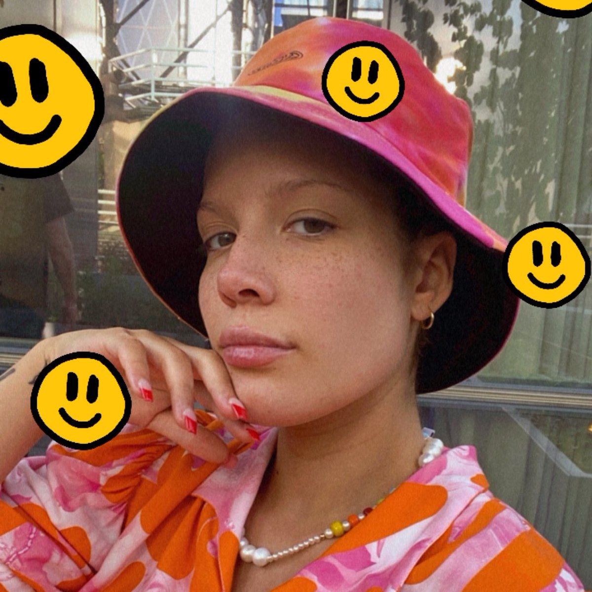 halsey's tweet photo. 🐥🌼🍼🥑🥚🙂 https://t.co/qH0w0ljUCn