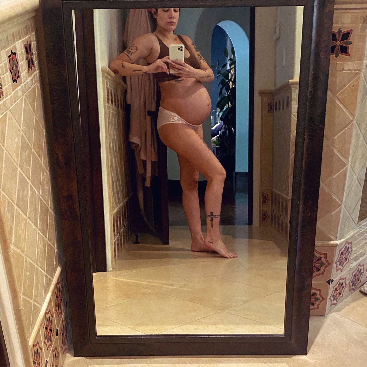 halsey's tweet photo. 🐥🌼🍼🥑🥚🙂 https://t.co/qH0w0ljUCn