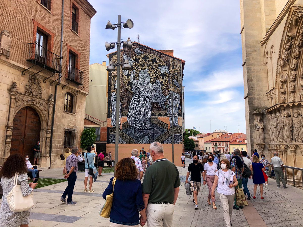 Bea_sda's tweet photo. Habitualmente, la calle Fernán González, a la altura de Castilfalé, era un lugar poco transitado.
Pero desde hace unas semanas, el mural de #MonkeyBirdCrew y @StARTerproyecto congrega todos los días un montón de gente. ¡Y no es para menos !☺️ https://t.co/mOUrk94RYY